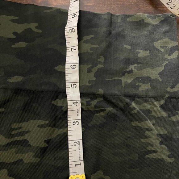 Spanx Look At Me Now Seamless Legging Green Camo Size Small high rise sh… - Picture 8 of 11